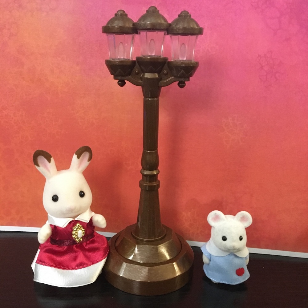 2 light up lampposts